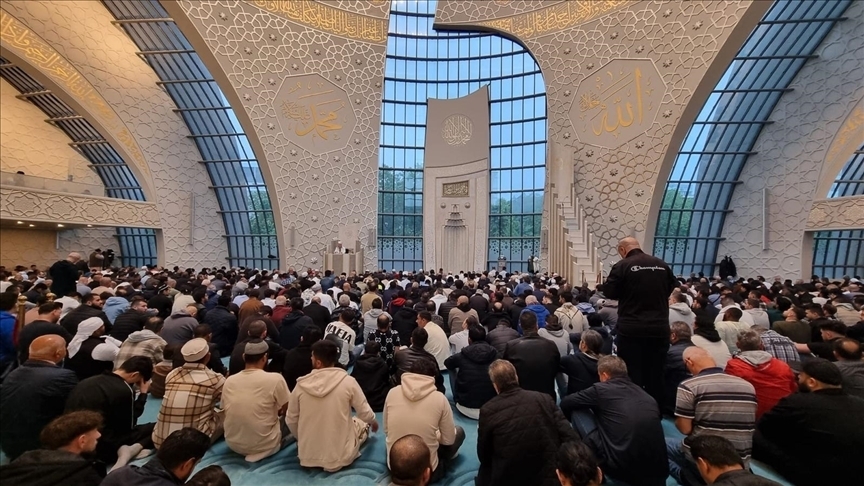 Muslime in der Türkei, Aserbaidschan und Deutschland waren zu Eid al-Adha anwensend