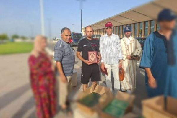 Ankommenden Passagieren am Flughafen Al-Aroui in Marokko werden Korane überreicht + Fotos