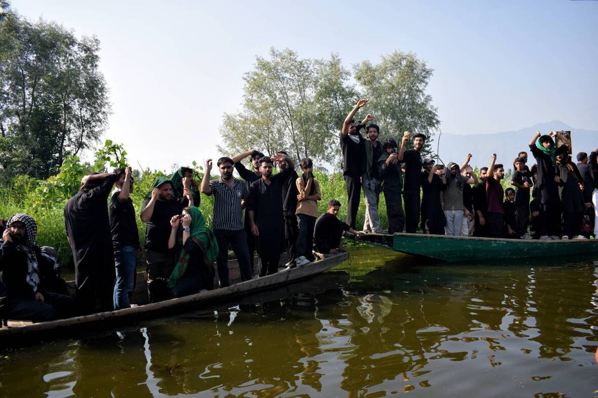 Fotos | Traditionelle Trauer auf Booten in Kaschmir