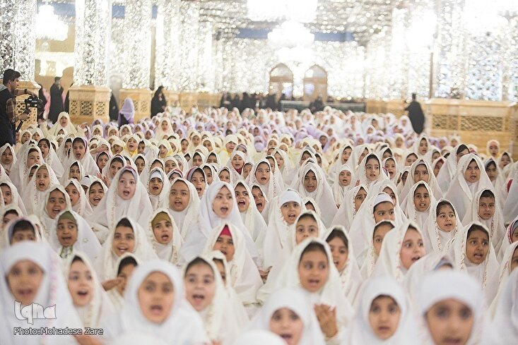 Hunderte Mädchen brechen das Fasten am Imam-Reza-Schrein in Maschhad
