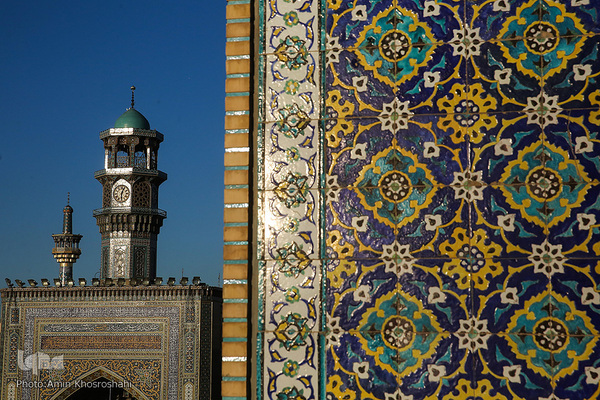 Flagge auf Kuppel des Heiligtums von Imam Rida (a.s) durch eine neue ersetzt
