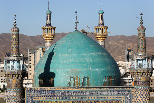 Flagge auf Kuppel des Heiligtums von Imam Rida (a.s) durch eine neue ersetzt