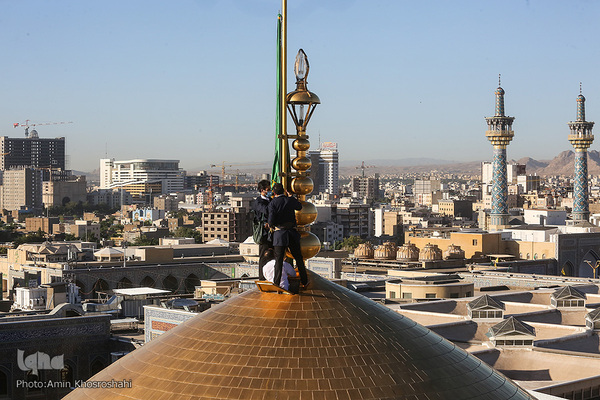 Flagge auf Kuppel des Heiligtums von Imam Rida (a.s) durch eine neue ersetzt