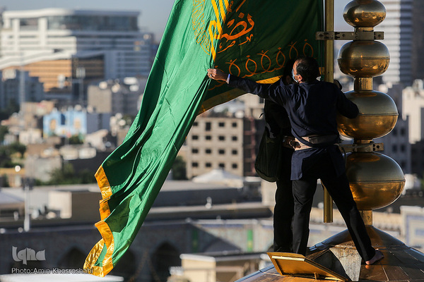 Flagge auf Kuppel des Heiligtums von Imam Rida (a.s) durch eine neue ersetzt