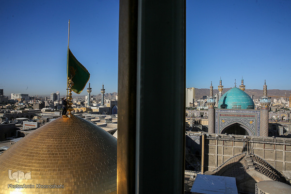 Flagge auf Kuppel des Heiligtums von Imam Rida (a.s) durch eine neue ersetzt