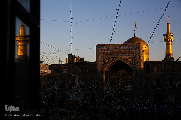 Flagge auf Kuppel des Heiligtums von Imam Rida (a.s) durch eine neue ersetzt