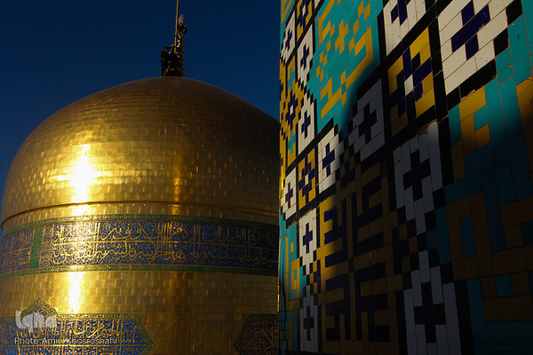 Flagge auf Kuppel des Heiligtums von Imam Rida (a.s) durch eine neue ersetzt
