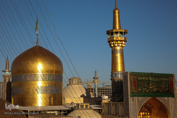 Flagge auf Kuppel des Heiligtums von Imam Rida (a.s) durch eine neue ersetzt