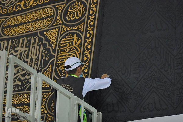 Alte Kiswa durch eine neue ersetzt