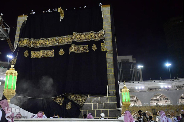 Alte Kiswa durch eine neue ersetzt