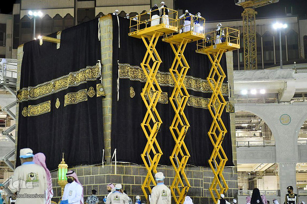 Alte Kiswa durch eine neue ersetzt