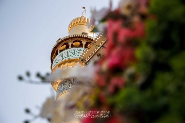 Heiliger Schrein Imam Alis zum Ghadir-Fest mit Blumen geschmückt