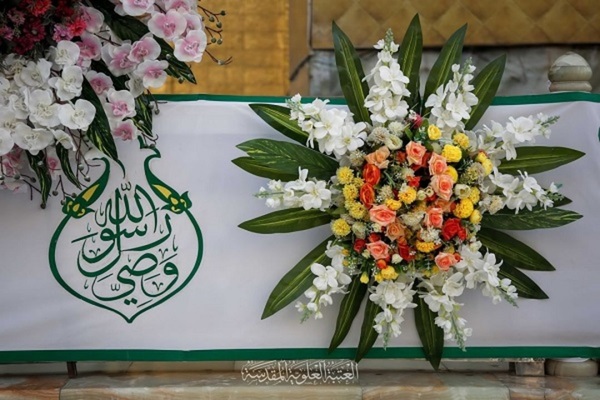 Heiliger Schrein Imam Alis zum Ghadir-Fest mit Blumen geschmückt