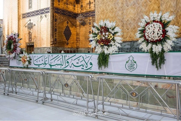 Heiliger Schrein Imam Alis zum Ghadir-Fest mit Blumen geschmückt