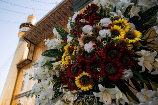 Heiliger Schrein Imam Alis zum Ghadir-Fest mit Blumen geschmückt