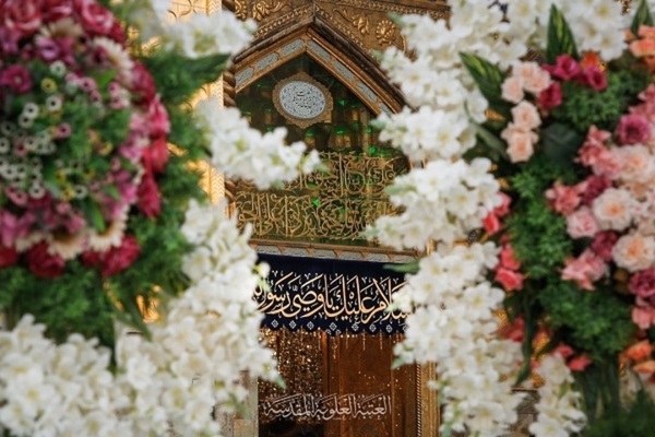 Heiliger Schrein Imam Alis zum Ghadir-Fest mit Blumen geschmückt