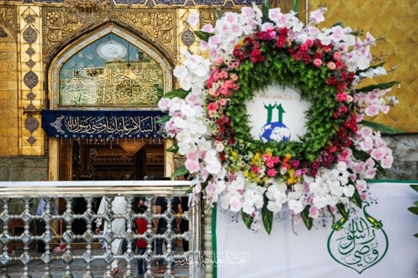 Heiliger Schrein Imam Alis zum Ghadir-Fest mit Blumen geschmückt