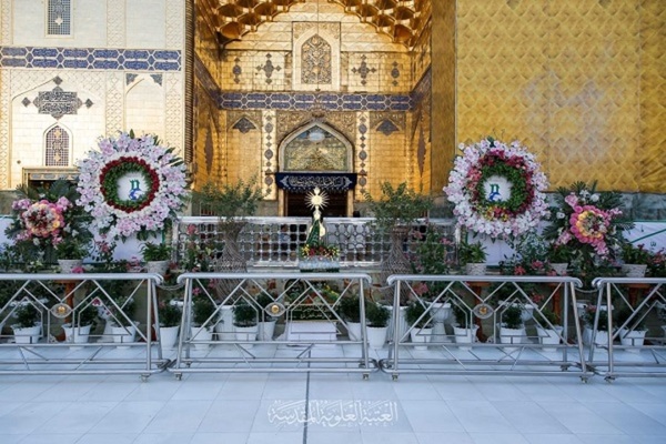 Heiliger Schrein Imam Alis zum Ghadir-Fest mit Blumen geschmückt