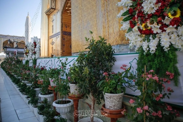 Heiliger Schrein Imam Alis zum Ghadir-Fest mit Blumen geschmückt