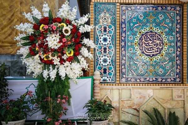 Heiliger Schrein Imam Alis zum Ghadir-Fest mit Blumen geschmückt