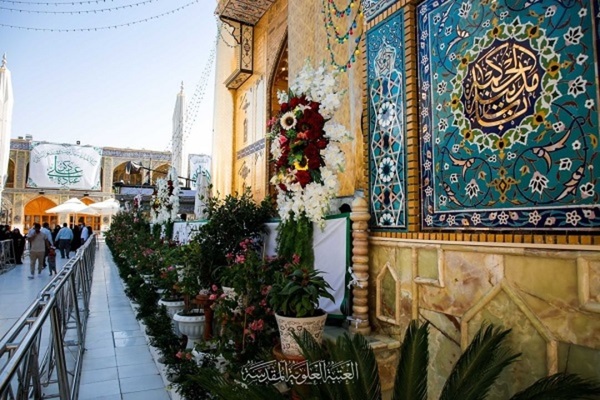 Heiliger Schrein Imam Alis zum Ghadir-Fest mit Blumen geschmückt