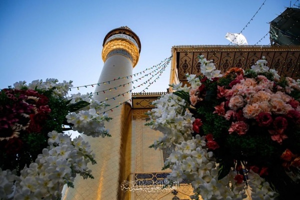 Heiliger Schrein Imam Alis zum Ghadir-Fest mit Blumen geschmückt