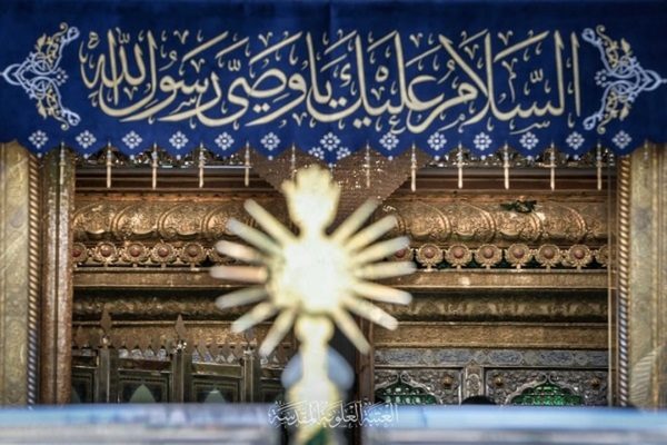 Heiliger Schrein Imam Alis zum Ghadir-Fest mit Blumen geschmückt