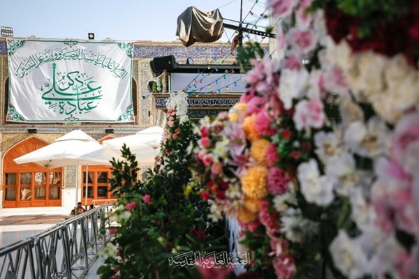 Heiliger Schrein Imam Alis zum Ghadir-Fest mit Blumen geschmückt