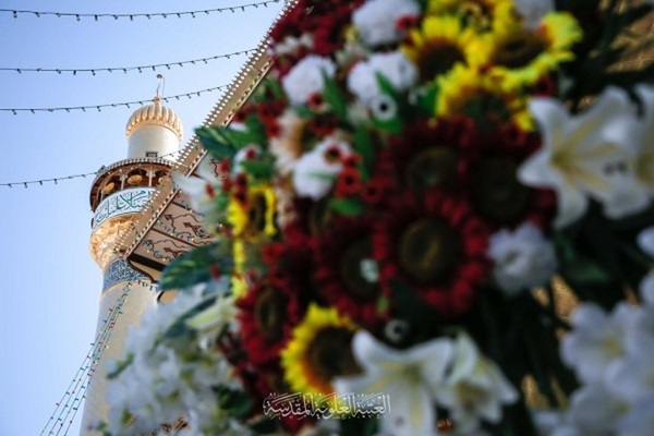 Heiliger Schrein Imam Alis zum Ghadir-Fest mit Blumen geschmückt