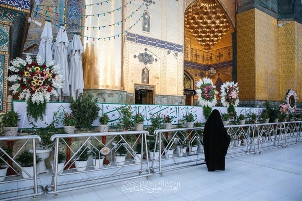 Heiliger Schrein Imam Alis zum Ghadir-Fest mit Blumen geschmückt