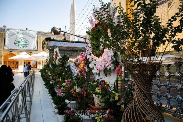 Heiliger Schrein Imam Alis zum Ghadir-Fest mit Blumen geschmückt