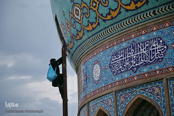 Fahne auf Kuppel der Dschamkarān-Moschee durch eine schwarze Trauerflagge ersetzt