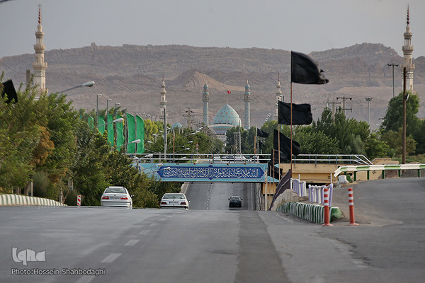 Fahne auf Kuppel der Dschamkarān-Moschee durch eine schwarze Trauerflagge ersetzt