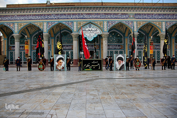 Fahne auf Kuppel der Dschamkarān-Moschee durch eine schwarze Trauerflagge ersetzt