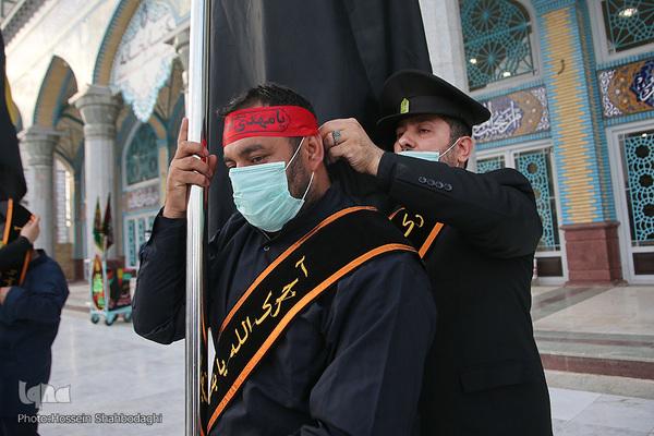 Fahne auf Kuppel der Dschamkarān-Moschee durch eine schwarze Trauerflagge ersetzt
