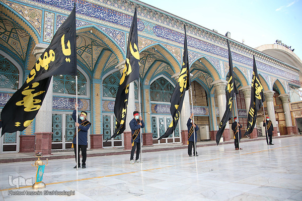 Fahne auf Kuppel der Dschamkarān-Moschee durch eine schwarze Trauerflagge ersetzt