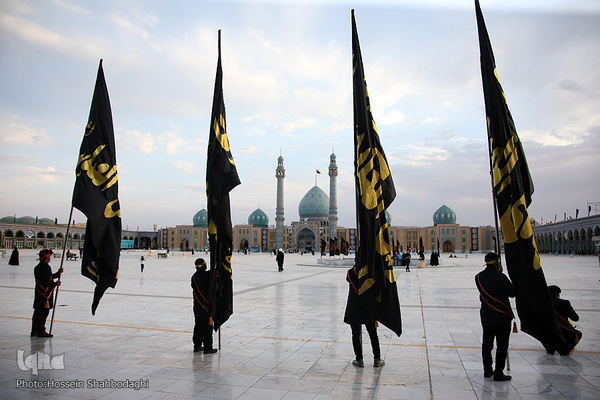 Fahne auf Kuppel der Dschamkarān-Moschee durch eine schwarze Trauerflagge ersetzt