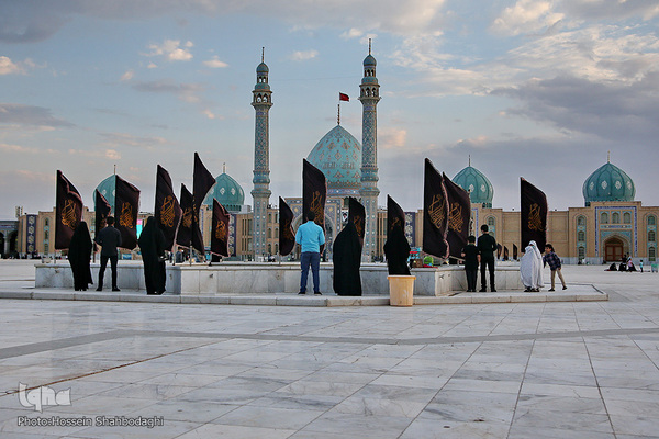 Fahne auf Kuppel der Dschamkarān-Moschee durch eine schwarze Trauerflagge ersetzt