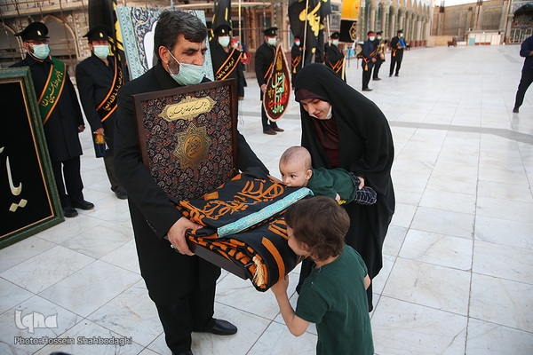 Fahne auf Kuppel der Dschamkarān-Moschee durch eine schwarze Trauerflagge ersetzt