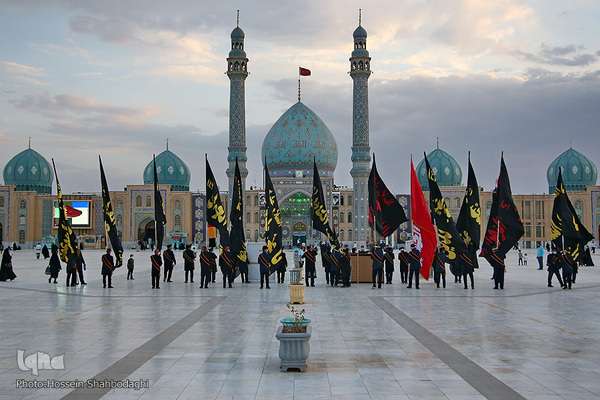 Fahne auf Kuppel der Dschamkarān-Moschee durch eine schwarze Trauerflagge ersetzt