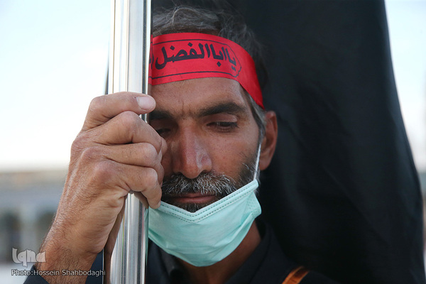 Fahne auf Kuppel der Dschamkarān-Moschee durch eine schwarze Trauerflagge ersetzt