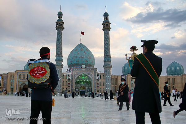 Fahne auf Kuppel der Dschamkarān-Moschee durch eine schwarze Trauerflagge ersetzt