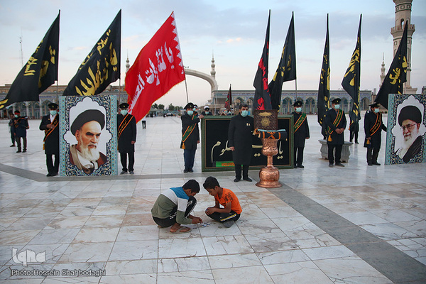 Fahne auf Kuppel der Dschamkarān-Moschee durch eine schwarze Trauerflagge ersetzt