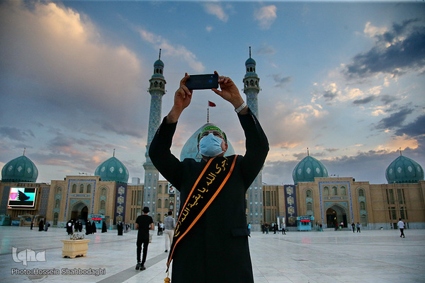 Fahne auf Kuppel der Dschamkarān-Moschee durch eine schwarze Trauerflagge ersetzt