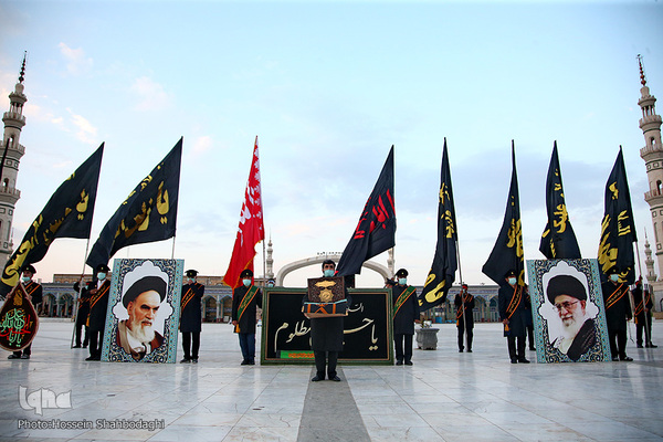 Fahne auf Kuppel der Dschamkarān-Moschee durch eine schwarze Trauerflagge ersetzt