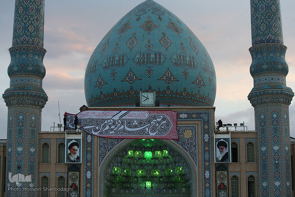 Fahne auf Kuppel der Dschamkarān-Moschee durch eine schwarze Trauerflagge ersetzt