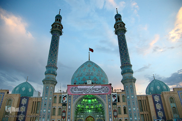 Fahne auf Kuppel der Dschamkarān-Moschee durch eine schwarze Trauerflagge ersetzt