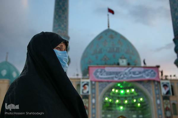 Fahne auf Kuppel der Dschamkarān-Moschee durch eine schwarze Trauerflagge ersetzt