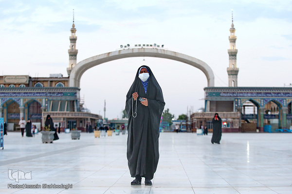 Fahne auf Kuppel der Dschamkarān-Moschee durch eine schwarze Trauerflagge ersetzt