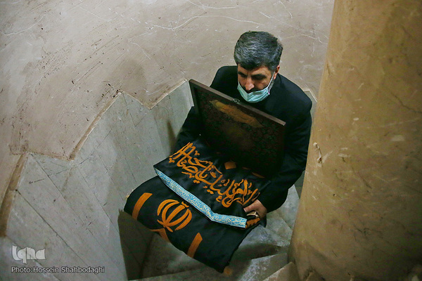 Fahne auf Kuppel der Dschamkarān-Moschee durch eine schwarze Trauerflagge ersetzt